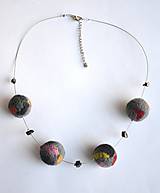 Náhrdelníky - Plstený náhrdelník s hematitom - 15434510_