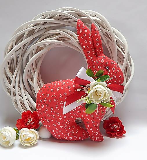 Zajačik - bohato zdobený, folklórny červený (24 x 25 cm)
