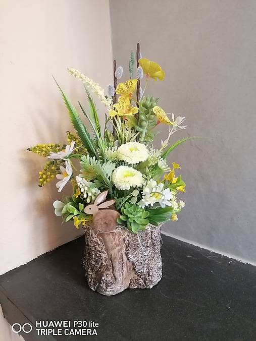  - Jarná dekorácia so zajačikom a kvetmi v keramike  - 15434663_