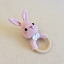 Hračky - Ružový zajko s mašľou (Hrkálka) - 15438813_