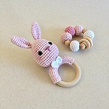 Hračky - Ružový zajko s mašľou (Hrkálka + hryzátko) - 15438815_