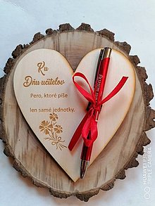 Tabuľky - Drevené srdce s gravírovanym perom pre ucitelku - 15437747_