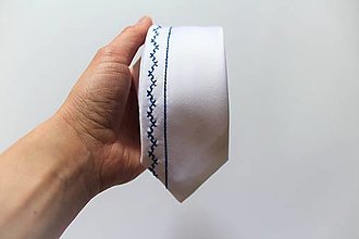 Pánske doplnky - Pánska kravata biela modrou vyšívaná - 15442360_
