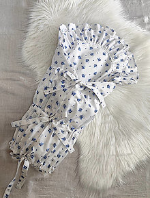 Detský textil - Biela klasická zavinovačka s modrými kvietočkami - D6 (Obliečka + vnútorná výplň z umelého vlákna 100g) - 15441574_