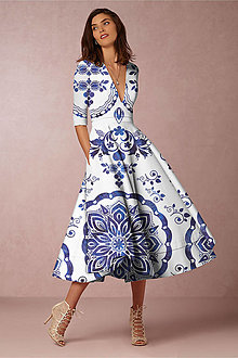 Šaty - FLORAL FOLK " Slovenská ornamentika ", spoločenské šaty v dĺžke midi (Biela + modrý akvarel) - 15446954_
