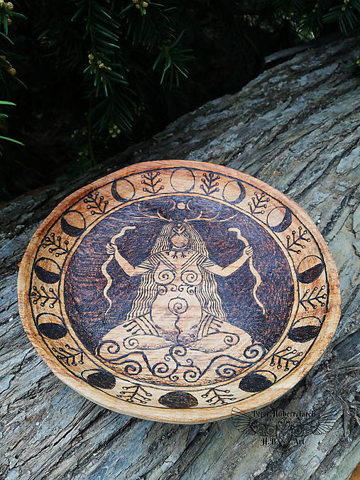 Nádoby - Tanier - Bohyňa Veľká matka - Goddess wooden plate - 15446562_
