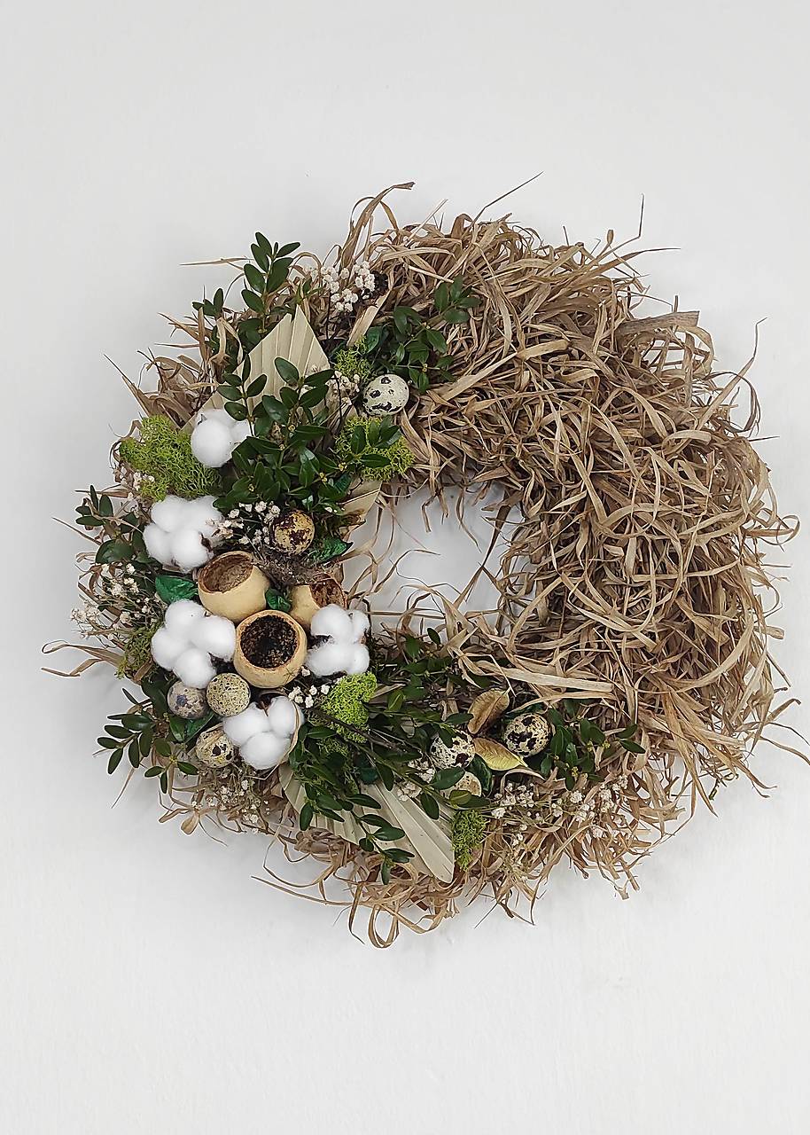 Veľkonočný veniec na dvere zo sušených tráv a kvetov s prepeličími škarupinkami.