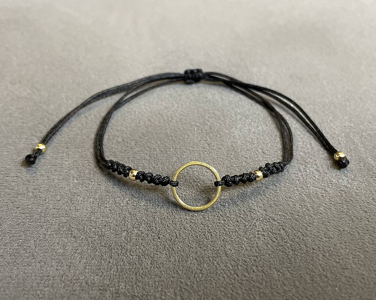 Minimalistický uzlíkový náramok so symbolom karma z chirurgickej ocele