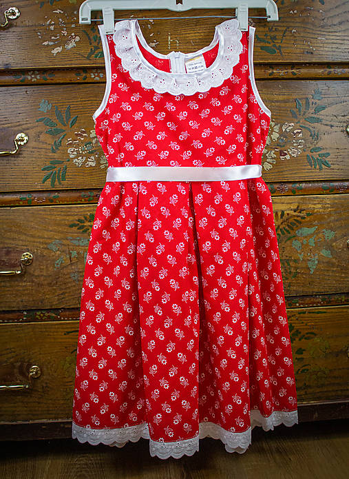 Dievčenské červené šaty vzor-margarétka