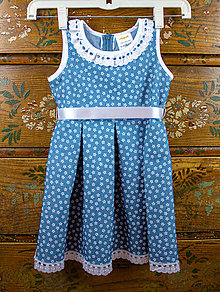 Detské oblečenie - Dievčenské šaty svetlo modré – zdobené krajkou - 15447986_