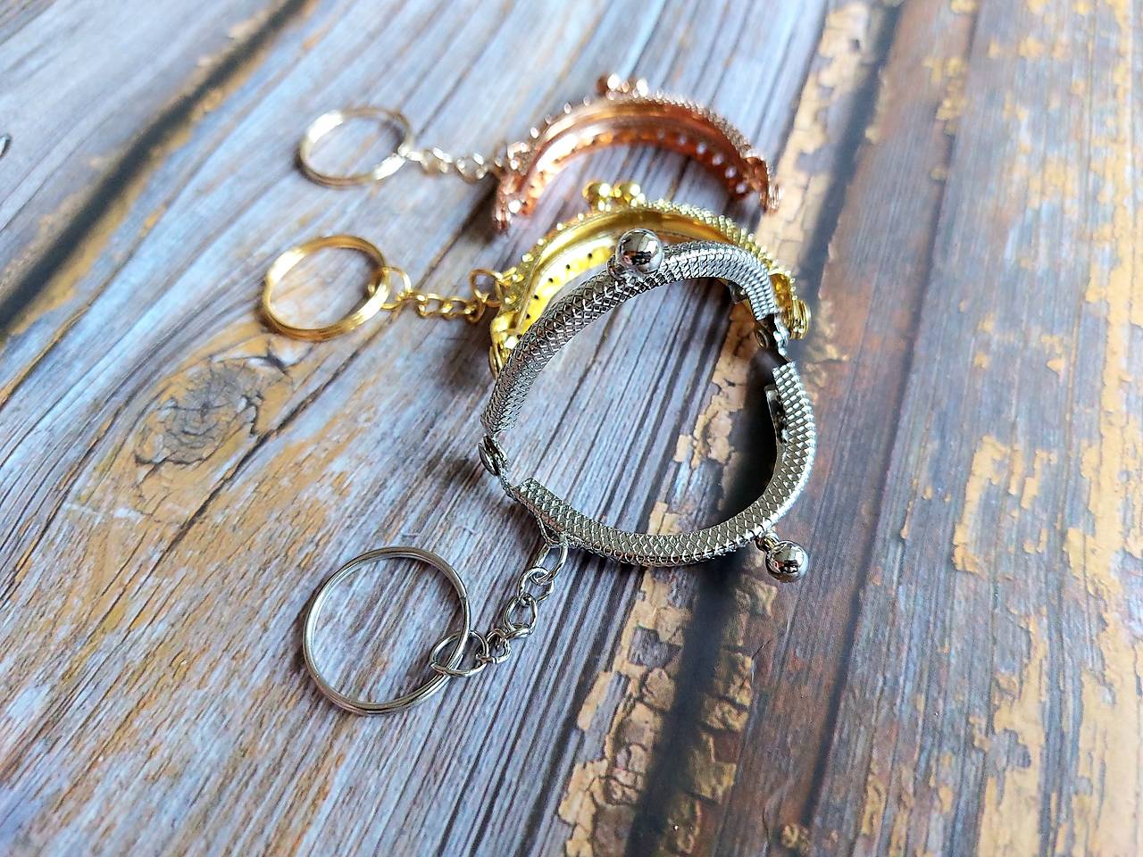 Kovový rám na peňaženky