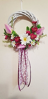 jarný venček s cyklámenovými tulipánmi 20 cm