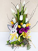 Jarná kvetinová dekorácia so zajkom