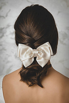 Ozdoby do vlasov - Svadobná mašľa do vlasov Olívia (Béžová mašľa s ručne našívanými korálkami) - 15454970_