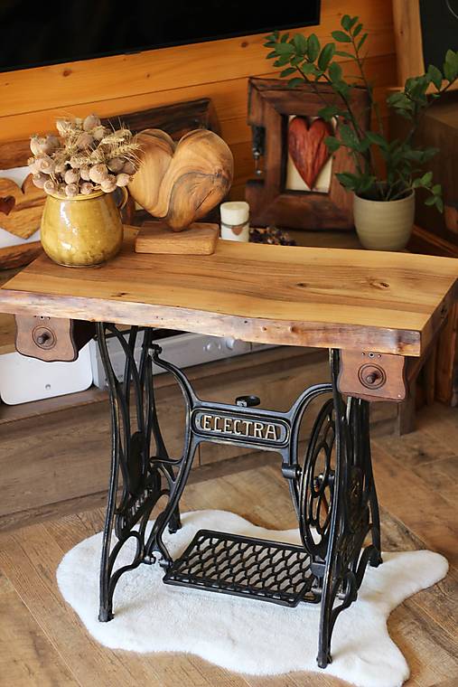 Dekoračný stolík zo starého šijacieho stroja "Baník"