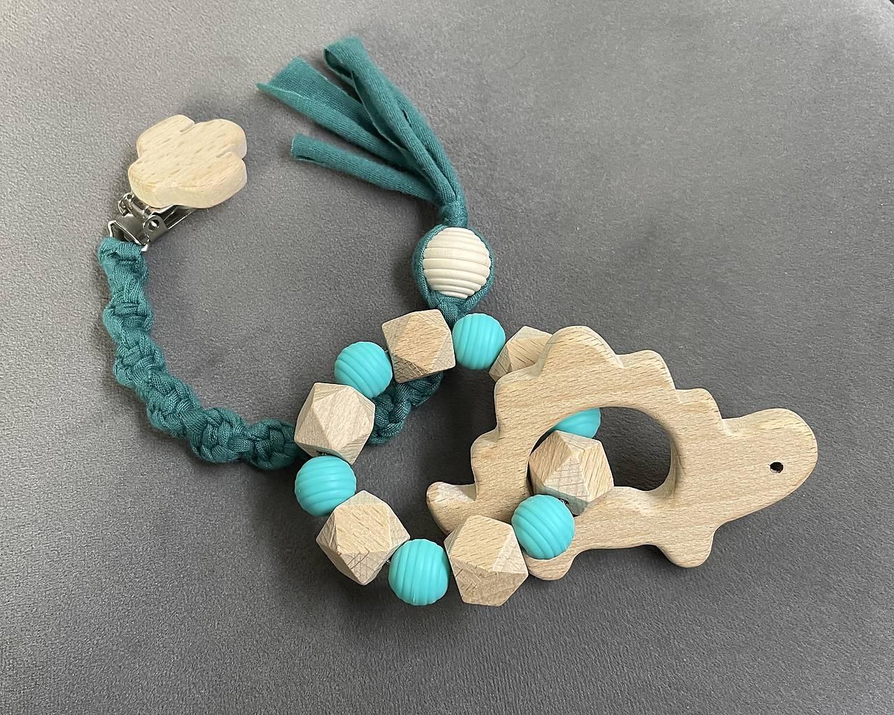 Set pre bábätko “Dino a kaktus” - pletená retiazka na cumlík/dudlík alebo hryzadlo "kaktus" + hryzadlo "dino"