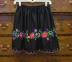 Detské oblečenie - Čierna dievčenská ručne vyšívaná sukňa - 15459424_