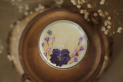 Sviečky - SÓJOVÁ sviečka v skle (fialový kvet) - 15463797_