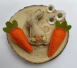 Dekorácie - Jarný zajac s mrkvičkami  (Hnedá) - 15464561_