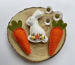 Dekorácie - Jarný zajac s mrkvičkami  (Biela) - 15464565_