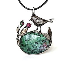 Náhrdelníky - Cínový šperk - Vtáčik v záhrade - 15466545_