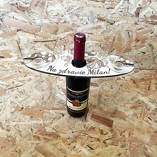 Drevený stojan na vínové poháre s personalizáciou