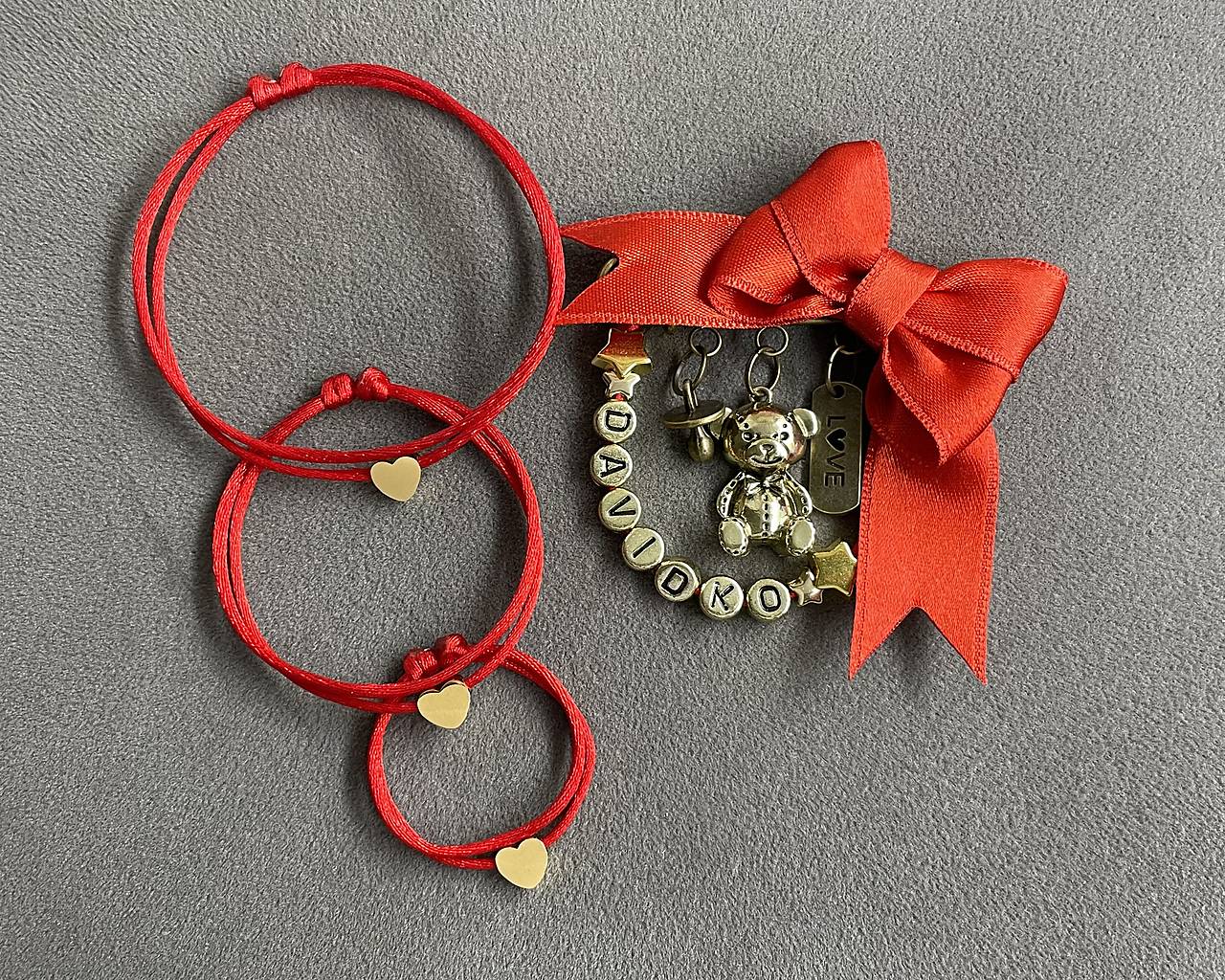 Set proti urieknutiu pre rodinku - mašlička na kočík/vajíčko s menom + 3x náramok so srdiečkom z chirurgickej ocele