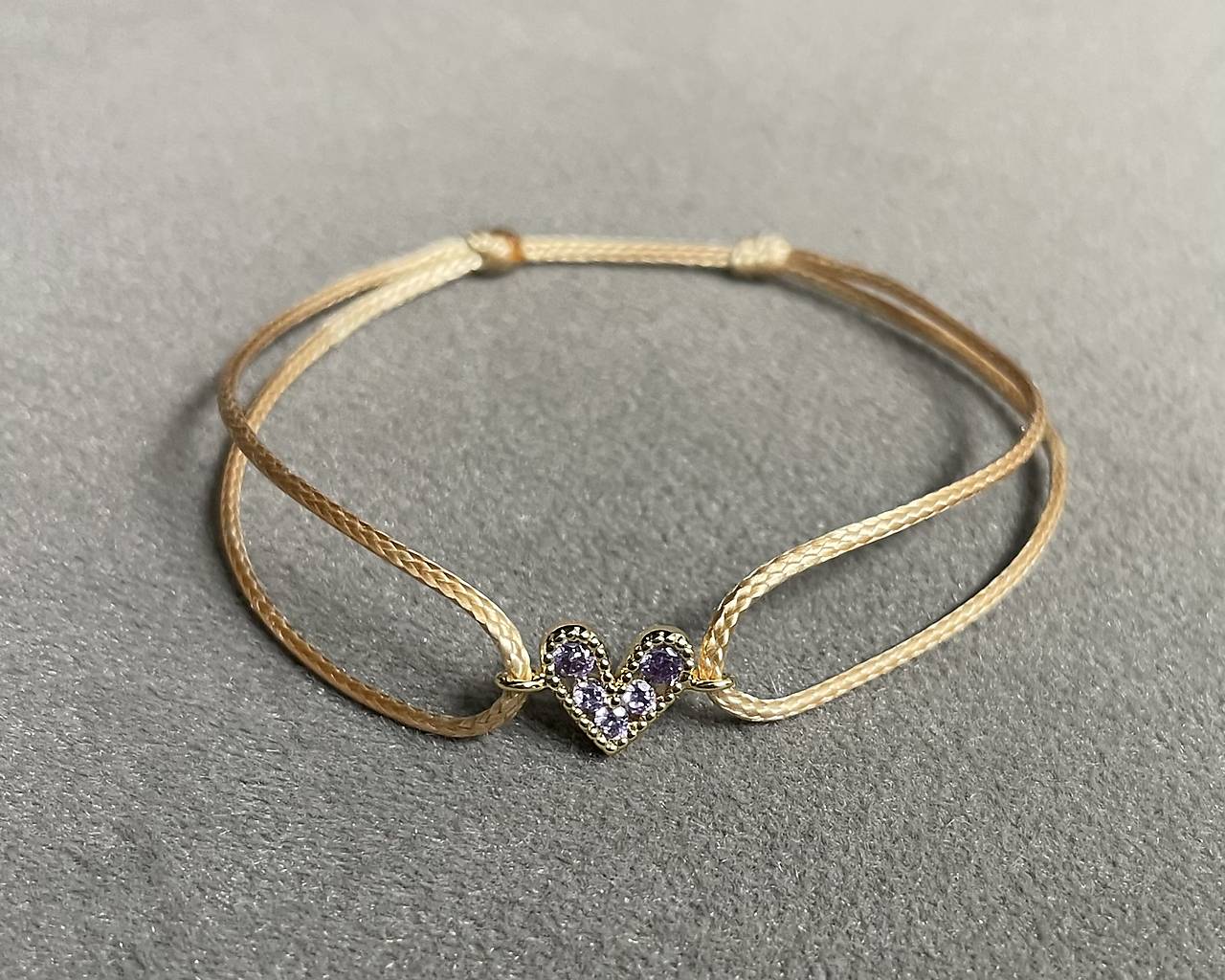 Šnúrkový náramok so srdiečkom so zirkónmi na povoskovanej šnúrke