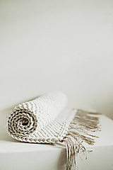 Úžitkový textil - Ručne pletený bavlnený koberec bledosivý - 15470394_