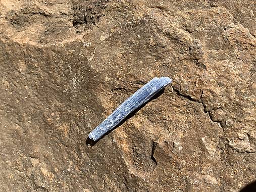 Minerály - Kyanit minerál (Kyanit, rozmer 4,8cm x 0,6 cm) - 15472350_