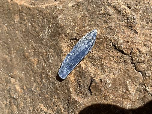 Minerály - Kyanit minerál (Kyanit, rozmer 4x1 cm) - 15472356_