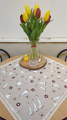 Úžitkový textil - Veľkonočný obrus húsky,kvetinky na režnej... (S čipkou 60×60cm) - 15475906_