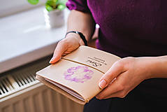 Papiernictvo - Kožený zápisník s venovaním a reálnym pigmentom z kvetu - 15474751_