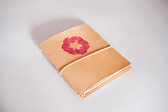 Papiernictvo - Kožený zápisník s venovaním a reálnym pigmentom z kvetu - 15474782_
