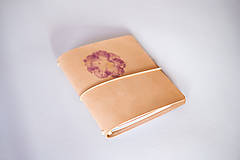 Papiernictvo - Kožený zápisník s venovaním a reálnym pigmentom z kvetu - 15474784_