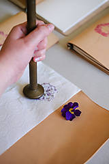 Papiernictvo - Kožený zápisník s venovaním a reálnym pigmentom z kvetu - 15474806_