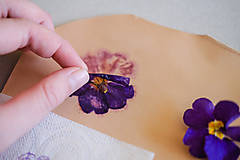 Papiernictvo - Kožený zápisník s venovaním a reálnym pigmentom z kvetu - 15474807_