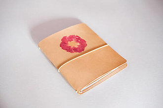 Papiernictvo - Kožený zápisník s venovaním a reálnym pigmentom z kvetu (Ružový kvet A6) - 15474782_