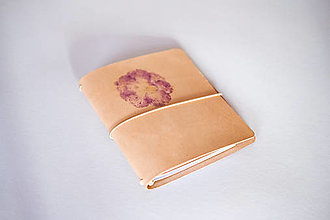 Papiernictvo - Kožený zápisník s venovaním a reálnym pigmentom z kvetu (Fialový kvet A6) - 15474784_