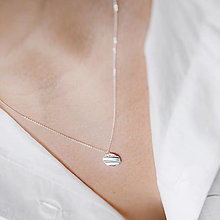 Náhrdelníky - náhrdelník STUHA medailón (medailón veľkosti L, retiazka 40-45cm) - 15475228_