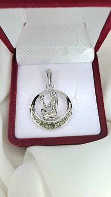 Náhrdelníky - Strieborný prívesok znamenie zverokruhu Panna s 5 vltavínmi - 15474547_