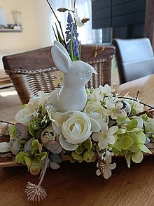 Dekorácie - Veľkonočný aranžmán na stôl v bielo-maslových farbách. - 15475446_