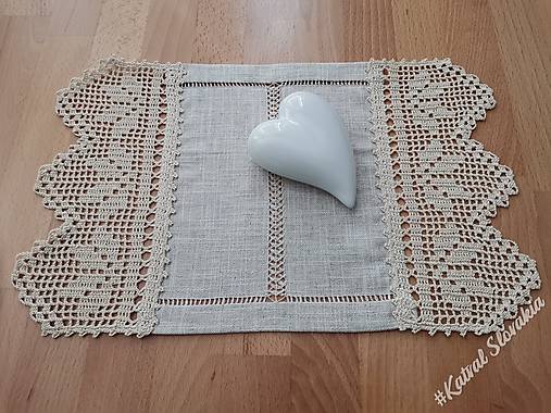  - *** Malý obrúsok s ažurovou výšivkou a háčkovaným lemom 23 x 40 cm***  - 15480222_