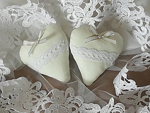 Darčeky pre svadobčanov - Svadobné srdiečka so bielo zlatou stuhou - 15479853_