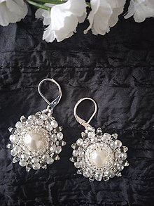 Náušnice - biele náušnice s perlou - 15479864_