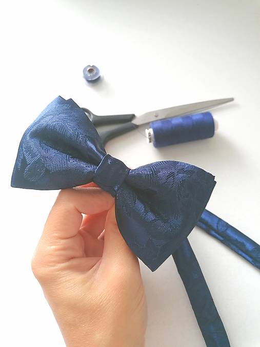 Pánske doplnky - Pánsky tmavomodrý motýlik - modrý - vzorovaný- navy blue (pánsky) - 15486864_