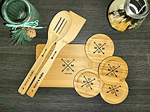 Personalizovaná gravírovaná bambusová doska s iniciálmi na mieru - súčasťou sady sú 2x varecha a 4x podtácka pod nápoj