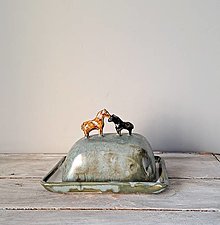 Nádoby - maselnička s kobylkou a žriebätkom - 15495047_