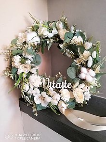 Dekorácie - Veniec s eukalyptusom v smotanovych bielych farbách s mašlou a napisom 42cm - 15496317_