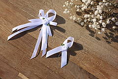 Svadobné pierka - Biele elegantné svadobné pierka s bielou ružičkou - 15498288_